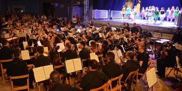 Actuació conjunta de la Unió Musical i l'Associació de Ballet