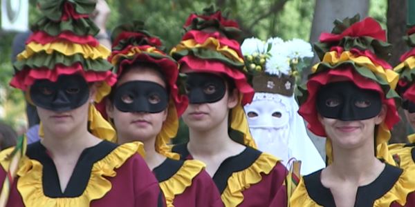 Dansetes del Corpus - La Moma - Grup de Danses Carrasca