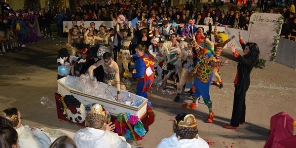 Cavalcada del Ninot Gran. Falles Pl. País Valencià i Av. del Puig