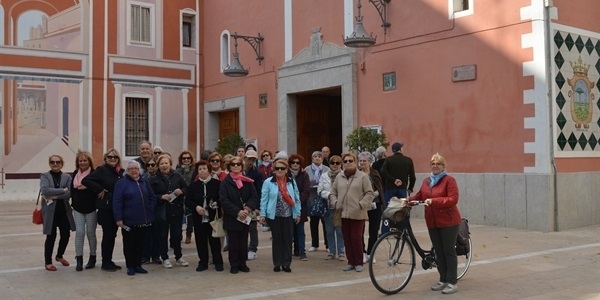 Les persones majors aprenen, a peu de carrer, sobre la història de Picanya